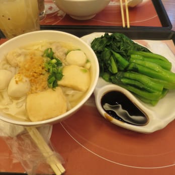 一粥麵 - Rice noodles with wonton, fish balls and fish slices, and a plate of vegetables with oyster sauce - Chinese Near Me - Hong Kong, HK