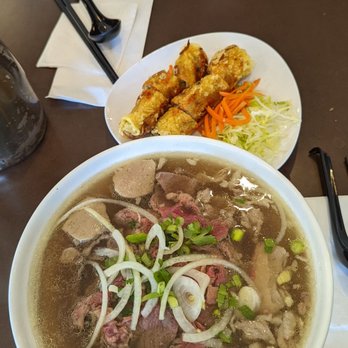 Bong Lua Vietnamese Restaurant - Pho with everything large is how I roll. Speaking of which, spring rolls were good too. - Vietnamese Near Me - Scarborough, Ontario