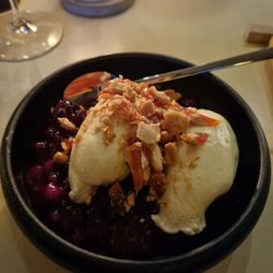 Fritzis - Weiße Schokoladenmousse mit roter Grütze und Mandelcrunch