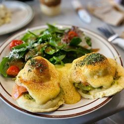 Basilur - Smoked salmon eggs benedict