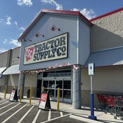Tractor Supply - Outside