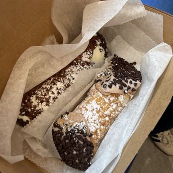 Mike's Pastry - Florentine and Chocolate ricotta cannolis - Bakeries Near Me - Boston, Massachusetts Mike's Pastry - Florentine and Chocolate ricotta cannolis - Bakeries Near Me - Boston, Massachusetts