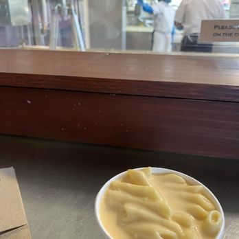 Beecher's Handmade Cheese - World's Best Mac and Cheese Small - Cheese Shops Near Me - Seattle, Washington