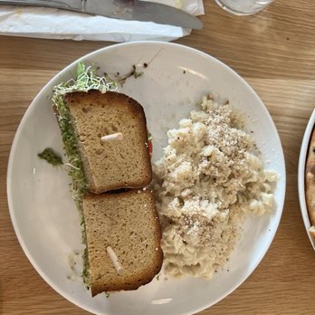 Christopher's Kitchen - Pesto Sandwich w side Mac N Cheese - Vegan Near Me - Palm Beach Gardens, Florida