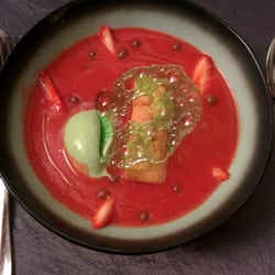 Le Brezoune - Nage de fraises, boule de glace au thé vert, financier à la fève de tonka