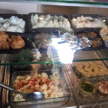 Misato - Les bentos et salades en vitrine - Japanese Near Me - Montrouge, 92