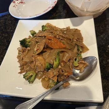 Basil Thai - RN6. Pad See Ew - Thai Near Me - Austin, Texas Basil Thai - RN6. Pad See Ew - Thai Near Me - Austin, Texas
