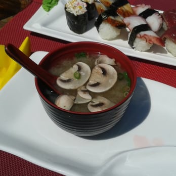 Keyaki - Soupe miso avec champignons et tofu. - Japanese Near Me - Seraing, WLG Keyaki - Soupe miso avec champignons et tofu. - Japanese Near Me - Seraing, WLG