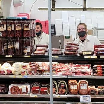 Swanson's - Man wearing mask dangerously - Grocery Near Me - Aberdeen, Washington
