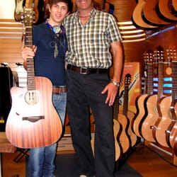 Musikhaus Freising - Joey Heindle bei uns zu Besuch um seine neue Gitarre abzuholen.