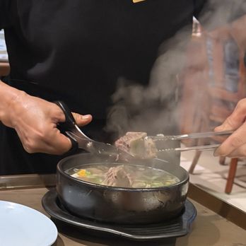 Mo Ran Gak Restaurant - Server cutting the short rib - Korean Near Me - Garden Grove, California Mo Ran Gak Restaurant - Server cutting the short rib - Korean Near Me - Garden Grove, California