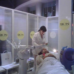 J Hendrickson Skin Care - Jennifer demonstrates a facial on stage at Long beach convention center.