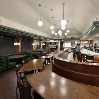 Mooney’s Pizza - dining room, as seen from the patio doorway - Pizza Near Me - Long Beach, California