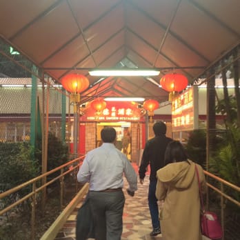 海德花園酒家 - Headed into the restaurant from the fish market - Cantonese Near Me - Hong Kong, HK