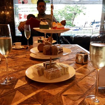 香港文華東方酒店 - Half glasses of champagne - Hotels Near Me - Hong Kong, HK