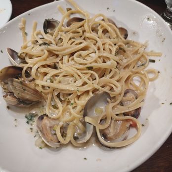 Pompeii Ristorante - Cheesy fettuccine alfredo with clams, not the classic linguine vongole - Italian Near Me - Los Altos, California Pompeii Ristorante - Cheesy fettuccine alfredo with clams, not the classic linguine vongole - Italian Near Me - Los Altos, California