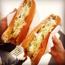 American Hot-Dog Store - Hot Dog mit Gurke, Röstzwiebeln, Käse, Kraut und Ketchup