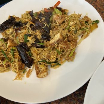 Red Pepper Diner - Stir fried Noodles with chicken - Sri Lankan Near Me - Beacon, New York Red Pepper Diner - Stir fried Noodles with chicken - Sri Lankan Near Me - Beacon, New York