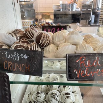 Sugar Bee Sweets Bakery - Cake ball case - Bakeries Near Me - Arlington, Texas