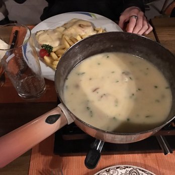 Restaurant Vieux-Chalet - Fondue Vieux Chalet - also nach Art des Hauses mit Schinken und Schnittlauch - Swiss Food Near Me - Saas Fee, VS Restaurant Vieux-Chalet - Fondue Vieux Chalet - also nach Art des Hauses mit Schinken und Schnittlauch - Swiss Food Near Me - Saas Fee, VS