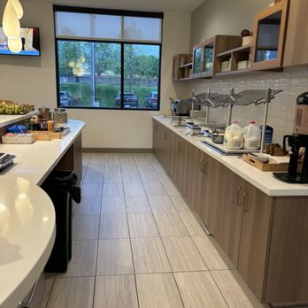 Element by Marriott West Des Moines - Breakfast Bar - Hotels Near Me - West Des Moines, Iowa