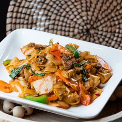 Basil & Co - Drunken Noodles Beef