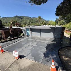 Heavyweight Concrete - Broomed concrete driveway with light sand finish stepping stones.