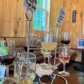 R Dee Winery - Wine Tasting Room Near Me - Enfield, Connecticut