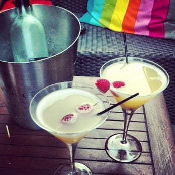 The Akeman - Lychee cocktails in the garden - Pubs Near Me - Tring, HRT
