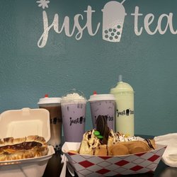 Just Tea - 4" cheesecake Original Waffle Cake w/ Vanilla Ice Cream-Toppings Chocolate Drizzle, M&Ms, Oreo, & Wafer Stick Rolls