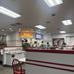 In-N-Out Burger - Busy on a Sunday night!