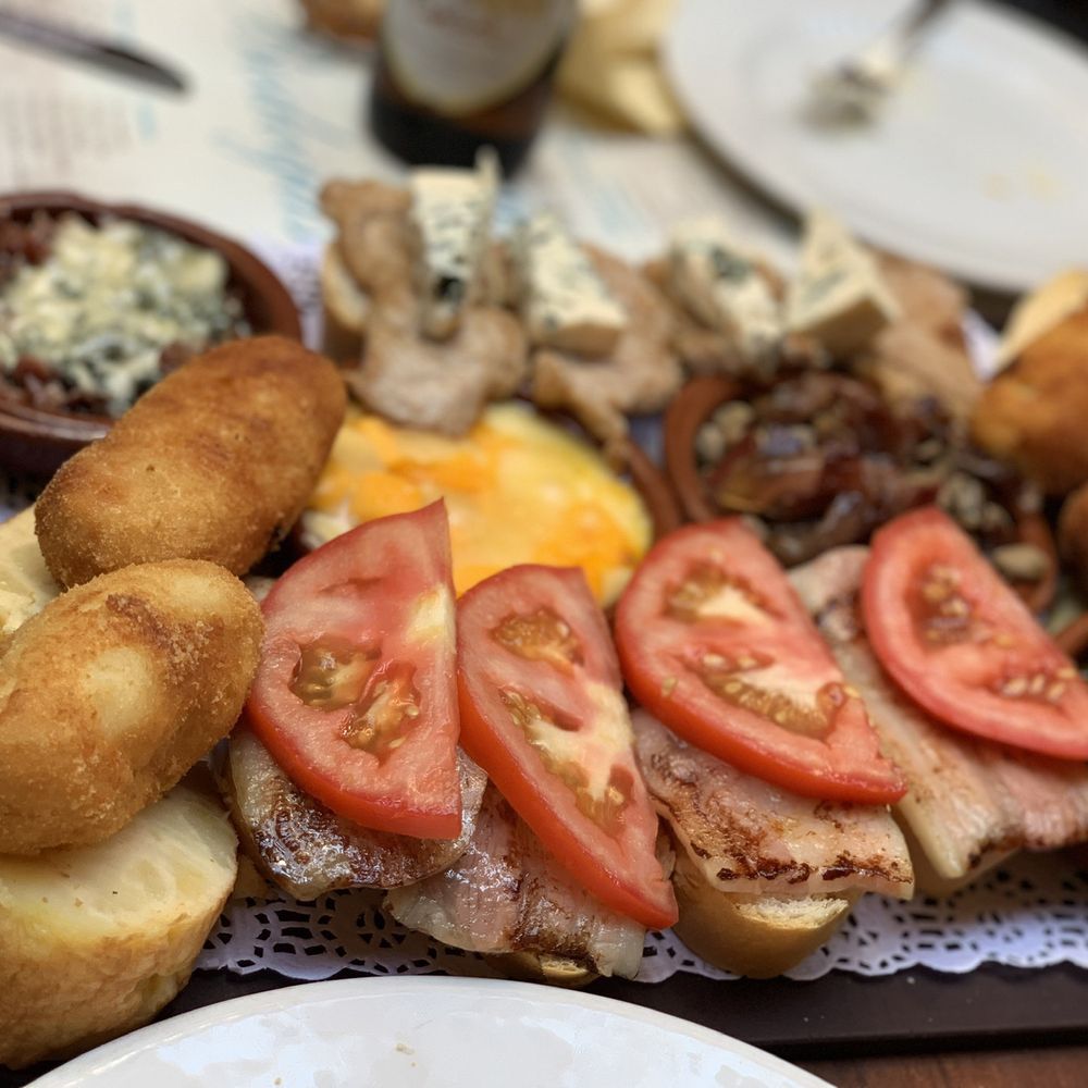 Bodegas Castañeda - Hot meat plate - Spanish Near Me - Granada, GR Bodegas Castañeda - Hot meat plate - Spanish Near Me - Granada, GR