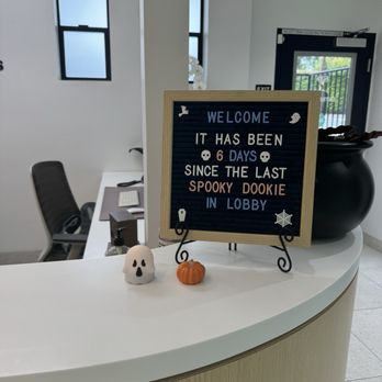 Southpaw Vets - All decorated for Halloween and making sure to give you a good laugh - Veterinarians Near Me - Sherman Oaks, California Southpaw Vets - All decorated for Halloween and making sure to give you a good laugh - Veterinarians Near Me - Sherman Oaks, California