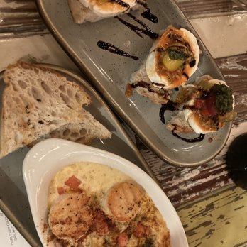 Common Restaurant - Bread & cheese and seared scallops - Cocktail Bars Near Me - Savannah, Georgia Common Restaurant - Bread & cheese and seared scallops - Cocktail Bars Near Me - Savannah, Georgia