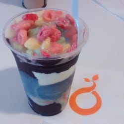 Mr. Berry - Açaí médio com froot loops, granola, leite em pó e leite condensado.