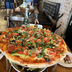 Toca Madera - Pizza all the vegetables and pepperoni