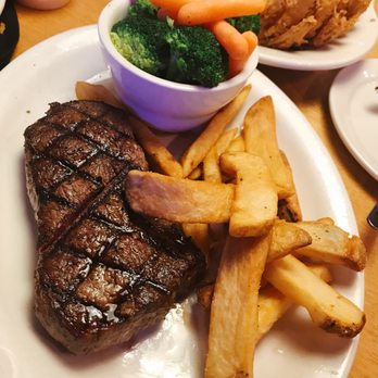 Texas Roadhouse - 11 oz sirloin w/ two sides - Steakhouses Near Me - Denton, Texas Texas Roadhouse - 11 oz sirloin w/ two sides - Steakhouses Near Me - Denton, Texas
