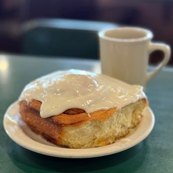 Roadrunner Restaurant and Lounge - Cinnamon rolls bigger then your whole head! Ms Patty comes in at the break of dawn to bake up some delish deserts - American Near Me - Pasco, Washington