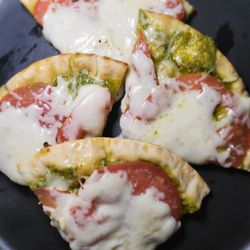 Bad Bob's Grill - Barbarossa (vegetarian flatbread)
Pesto, Tomato and Mozzarella