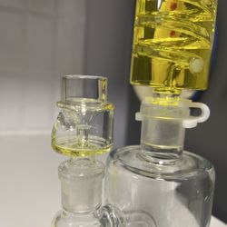 Bud And Beyond - Sold to us as a complete rig according to the salesperson. So called banger was filled with the yellow liquid. Exploded all over my face