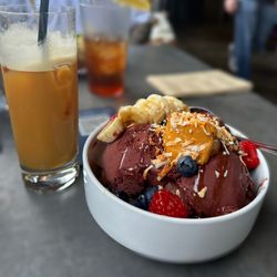Bay Hill Tavern - Açaí bowl + nitro cold brew