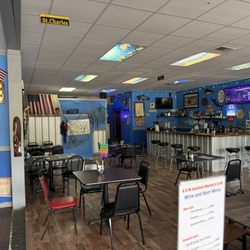 K & M Seafood Market and Grill - Dining room
