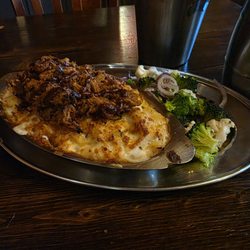 La Chope Gobeline - Mac and cheese, pulled pork, and broccoli salwd.