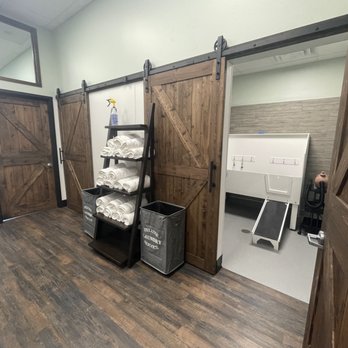 EarthWise Pet - We have 3 beautiful, private self wash rooms!  $20.00 includes shampoos, conditioner, brushes and combs, and heated forced air dryer! - Pet Groomers Near Me - Happy Valley, Oregon