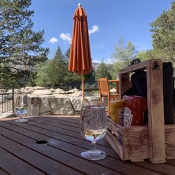 Sandy's Pub - Patio dining