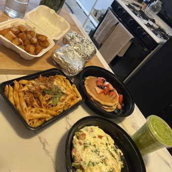 Florence Prime Diner - Egg Farmers White Omelette, pasta with Penne "Bolognese", Berry Pancakes, Green Smoothie - Diners Near Me - Elmhurst, New York