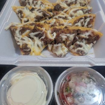 El Amate - EL AMATE NACHOS: Flat corn chips with refried beans, chicken or beef, and cheese. Served with Pico de Gallo and sour cream. - Salvadoran Near Me - Palm Bay, Florida