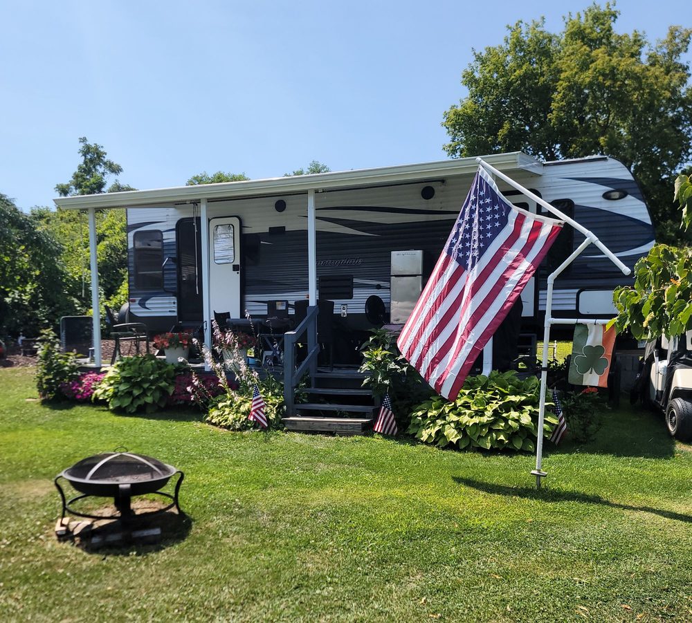 Riverside Acres Campground & Cottages Logo