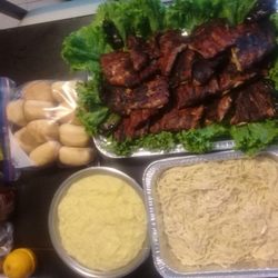Asadero Los Del Norte - Paquete navideño, costillitas de puerco marinadas y asadas al carbón, pasta, puré de papa y pan