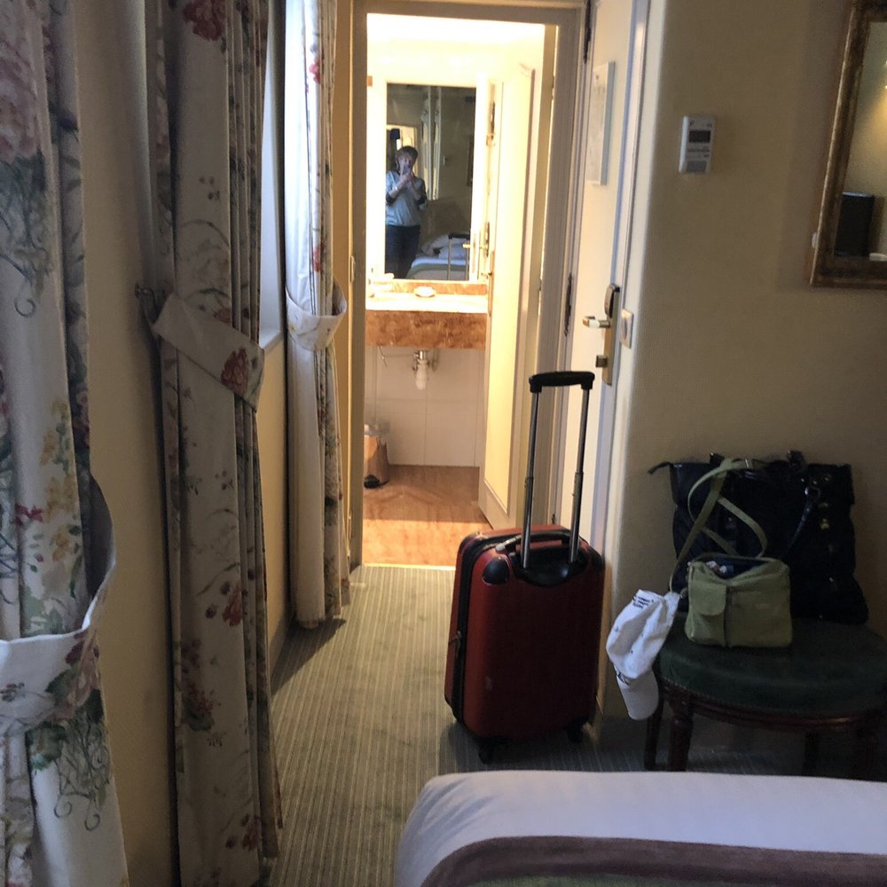 Hotel Dauphine Saint-Germain - Toward bathroom - Hotels Near Me - Paris, 75